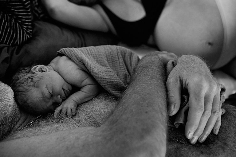 Geburtsreportage, Karin Schlüter, Familienfotografin, neugeborenes Baby