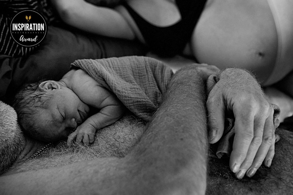 Geburtsreportage, Karin Schlüter, Familienfotografin, neugeborenes Baby