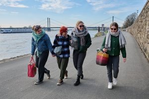 Familienausflug am Rheinufer: Mutter und ihre 3 Töchter
