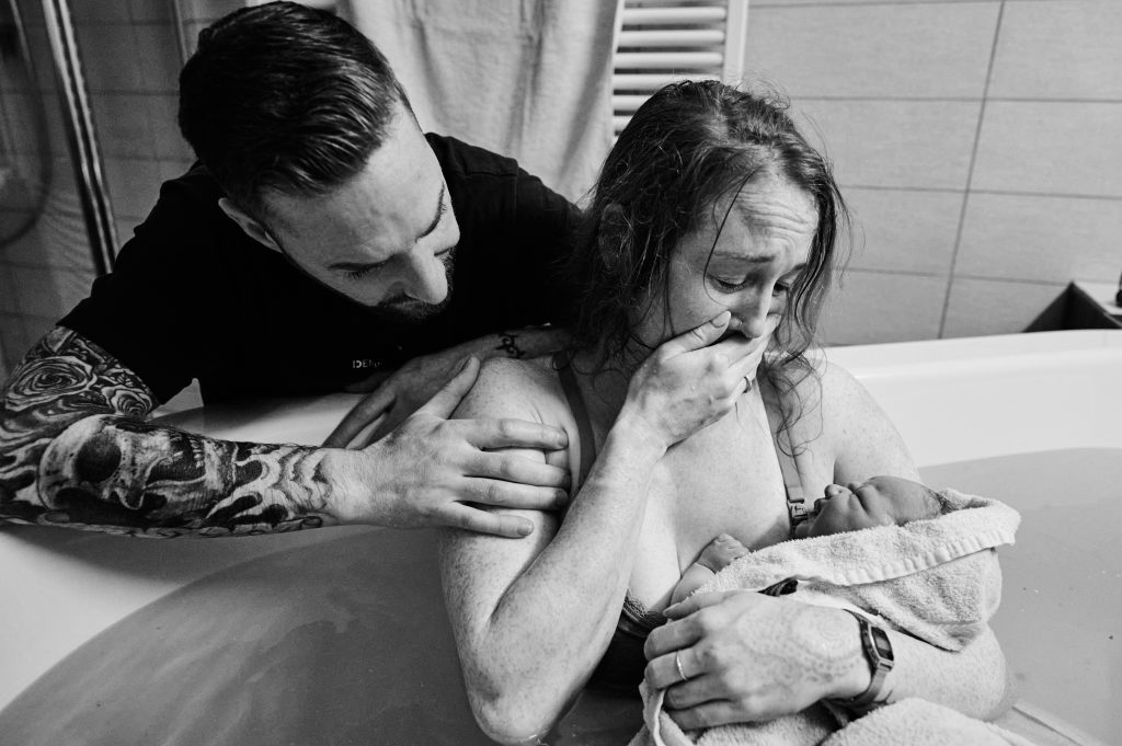 Eltern direkt nach der Wassergeburt ihres Babys, die Freunde ist unsagbar