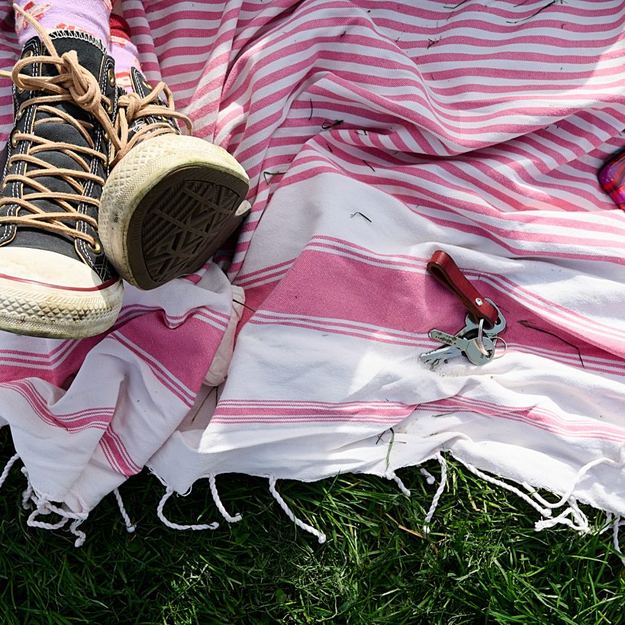 Picknickdecke mit Füßen, Schlüssel und Handy